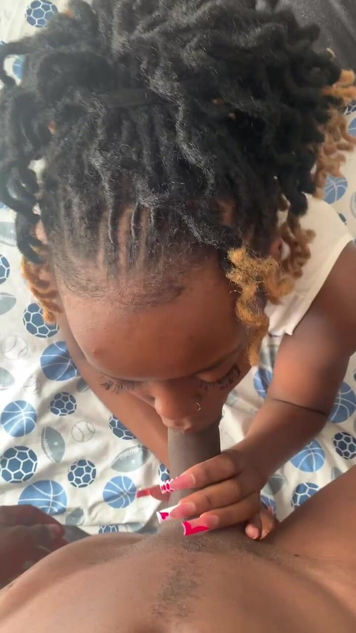 SEXXY-DAISY: Nedbalé kouření s velkým černým pérem