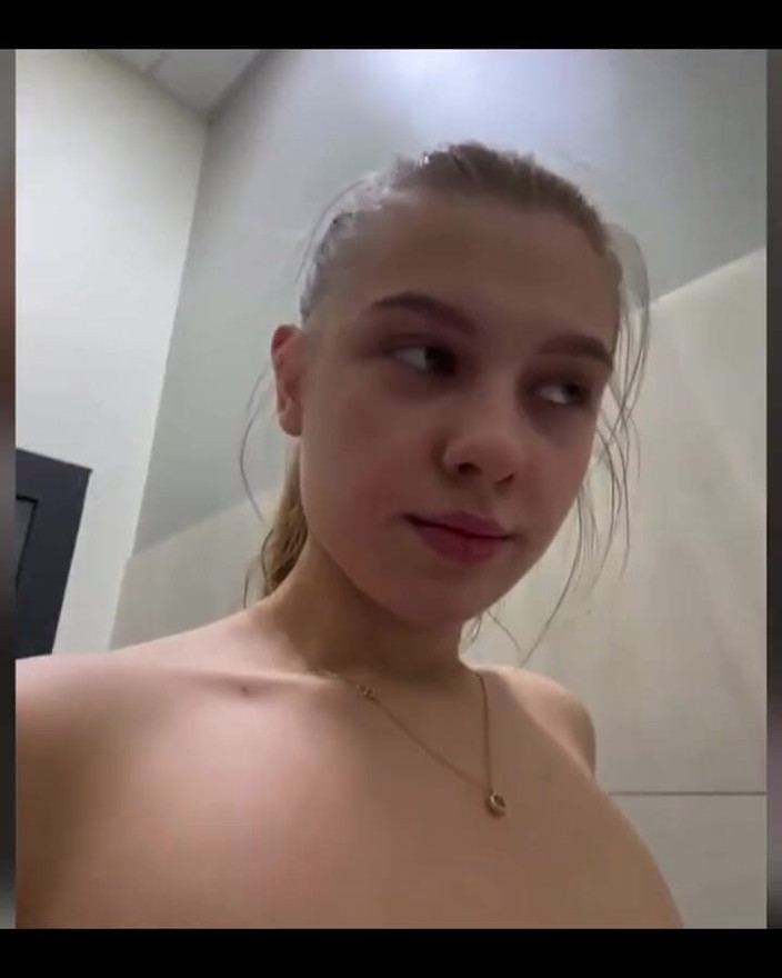 JuiceLussie: Dop anal imens în curul perfect. Pizdă roz futută cu degetele
