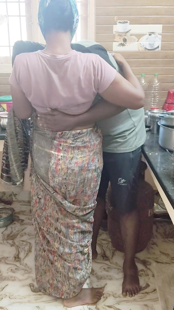 Thesana: Ibu rumah tangga ngentot sama kurir tabung gas