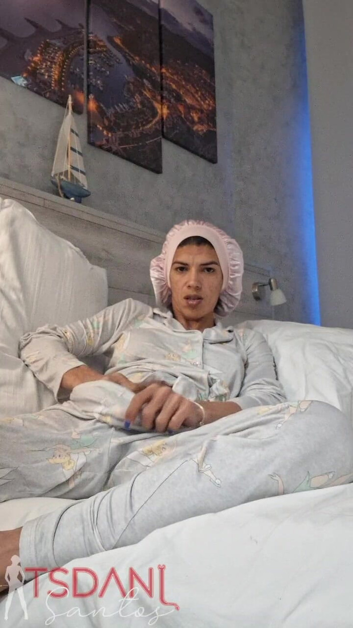 Tsdanisantos1: Дома хороший транссексуал, показывающий свой член