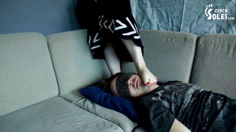 Czech Soles - foot fetish content: La lumière piétine son copain soumis