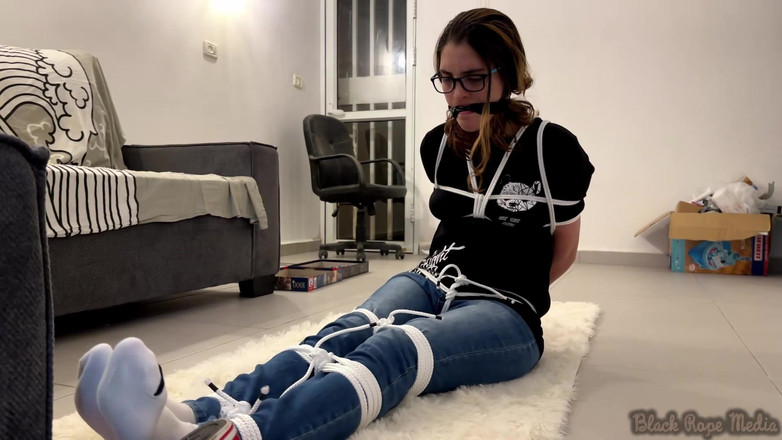 Miriam Slave: Miriam Svázaná v džínách si hraje s nohama