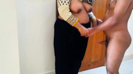 Aria Mia: 一个男人帮助他的邻居哥在她痒痒的身体，然后他们满足他们的性需求