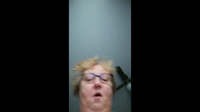 Goldschatz59: Золота бабуся просто збуджена