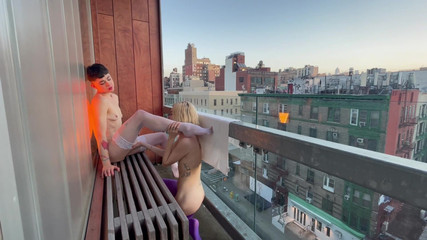 Magenta Lexx: Bláznivý veřejný orgasmus na balkóně Highrise