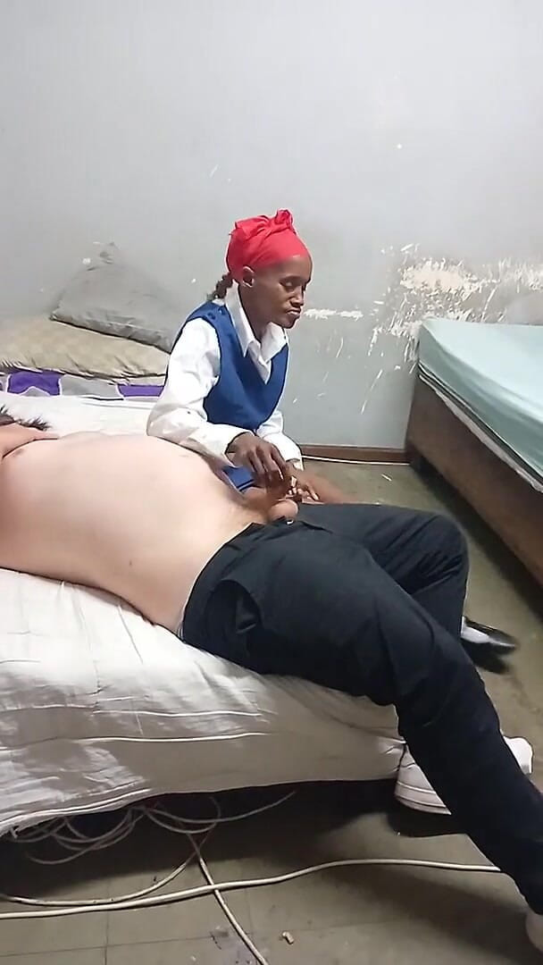 hothouse18xxx: Awek kolej 18 tahun menghisap ayah tirinya sebelum kelas
