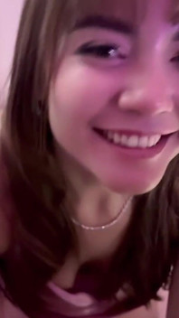 ฉันพาสาวน่ารักคนนี้ออกจากดิสโก้และทําให้เธอเป็นโสเภณีของฉันในโรงแรม