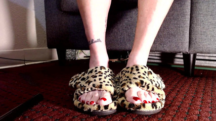 Abby Anna: Dita dei gambe in pantofole pelose