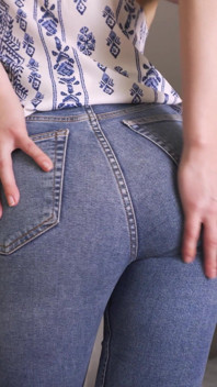 大屁股白人熟女穿着紧身蓝色牛仔裤挑逗完美的屁股