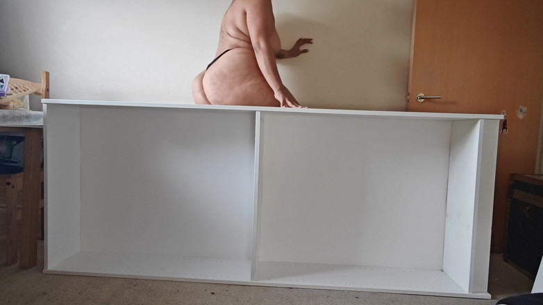 Zozonicoco: Толстушка уничтожает книжный шкаф своей огромной задницей