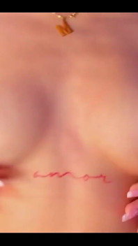 Gadis Menikmati Dildonya Sementara Seorang Kipas Datang Untuknya