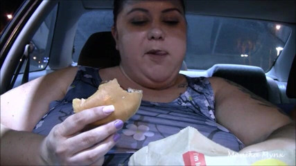 BBW Pleasures: Ss iri güzel kadın arabada yiyor bakış açısı