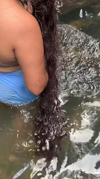 Ik Woon in Een Hut in De Jungle, En Toen Ik Naar De Rivier Ging Om Te Baden, Benaderde Een Vreemde Man Me.