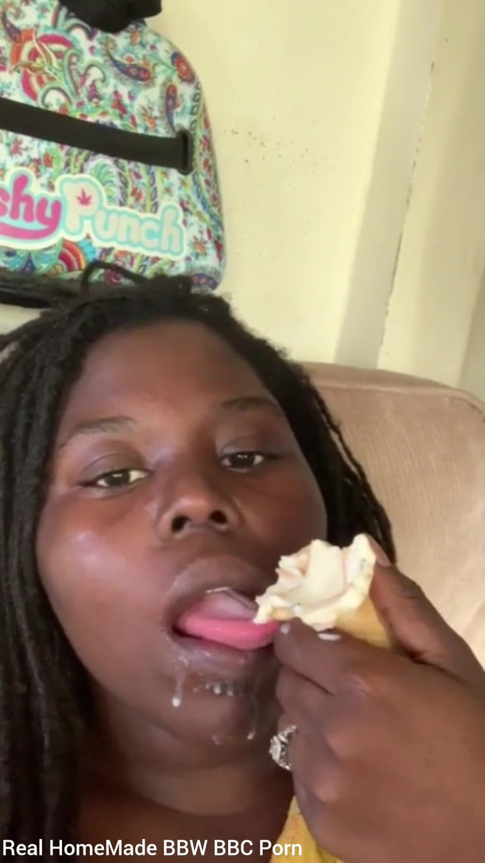 Super sexy ebony cuties: Fan richiesta leccare un gelato con cosparso