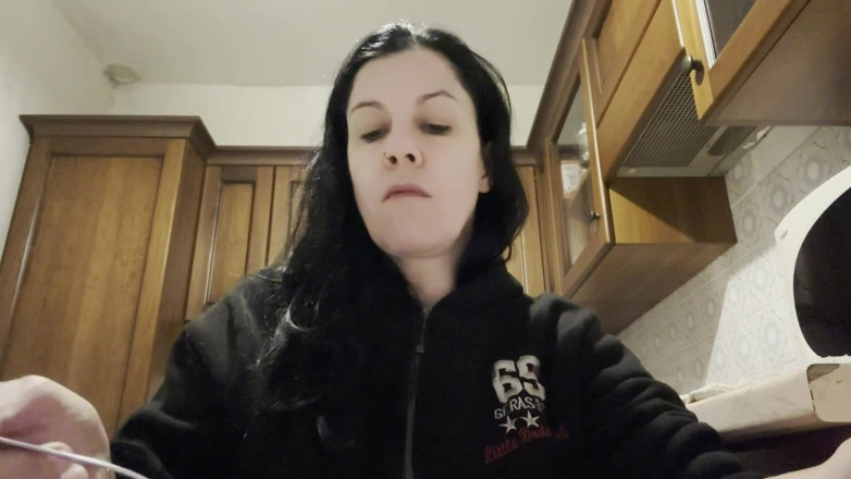 Bergami Melissa: Ich verschlinge ein Huhn und schocke deine Sensibilität