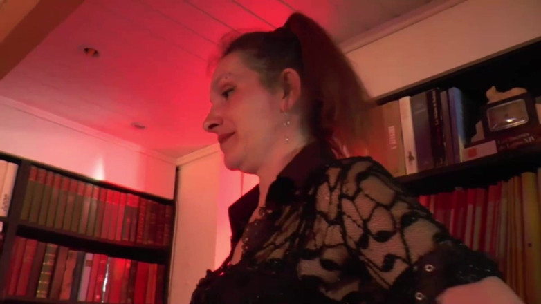 BDSM and co: Paní Flo rozebrala tyto dvě submisivní rukama a hračkami