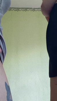 Hubená studentka masturbuje s učitelem MILF