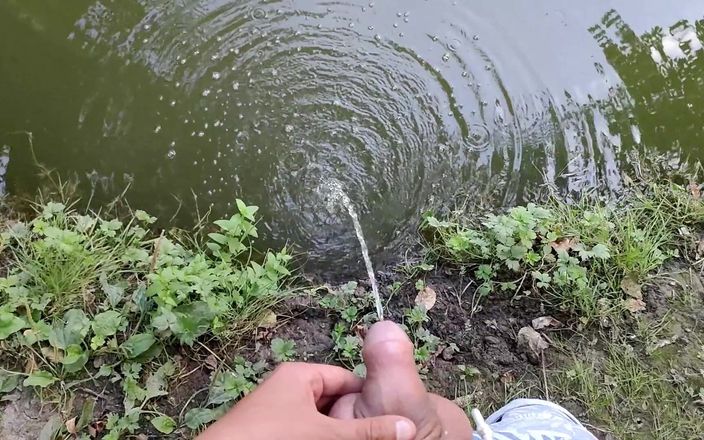 Idmir Sugary: Meando largamente al agua hace que el agua burbujee