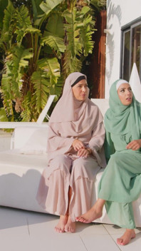 Les meilleurs amis en hijab baisent une grosse bite noire dans la nature