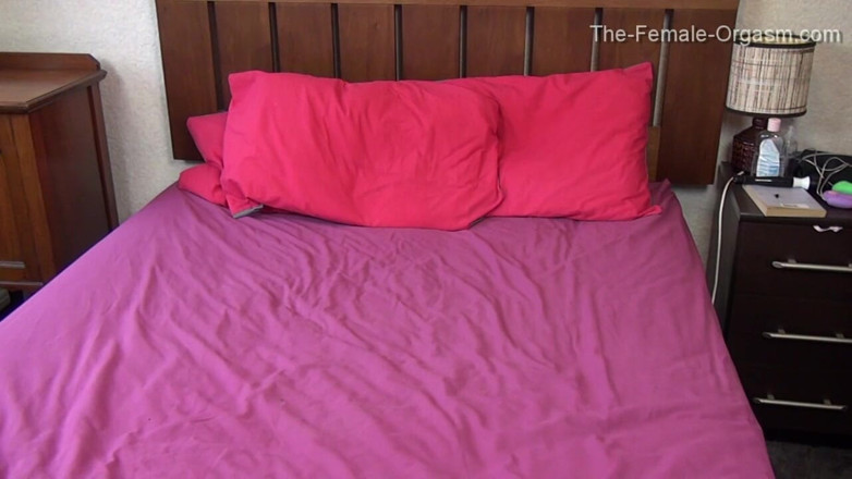 The Female Orgasm: Meisje in visnetten masturbeert op bed