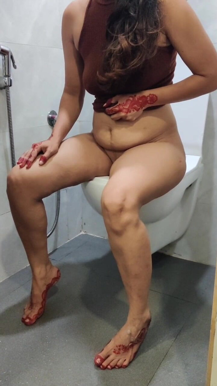 Yours fantasy: Коричневый боди, наблюдаю за моей бритой киской