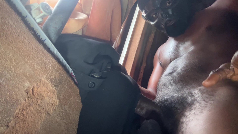 Bangcum8: J’essaye de jouir avec un énorme ourson étroit