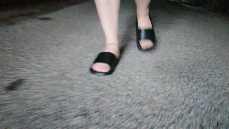 Carmen_Nylonjunge: Pieds en nylon pour une promenade dans la nature