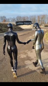 Cammina per la strada giù con bella