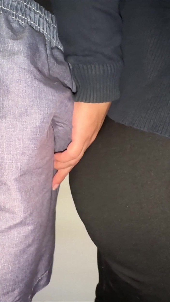 CoupleOfHotSins: O fată cu cur mare pipăie penisul unui străin