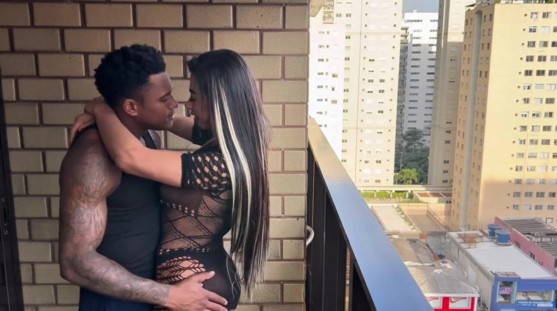 Eduarda Oliveira: Eduarda Oliveira într-un futai intens cu brunetă tatuată