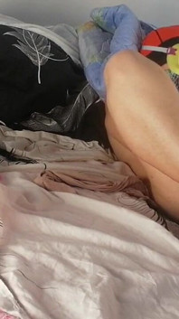 Amatör anne orgazm olana kadar amında parmaklarıyla mastürbasyon yapıyor.