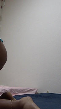 Uma garota japonesa com um corpo bonito, usando uma minissaia micro e uma figura bonita de regata e calcinha nas costas, está queimada de sol.