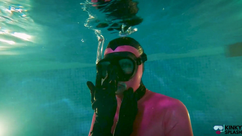 UKCuteGirl Lucy Lauren: Slippery Latex Slut's Deep Pool Diving Tease