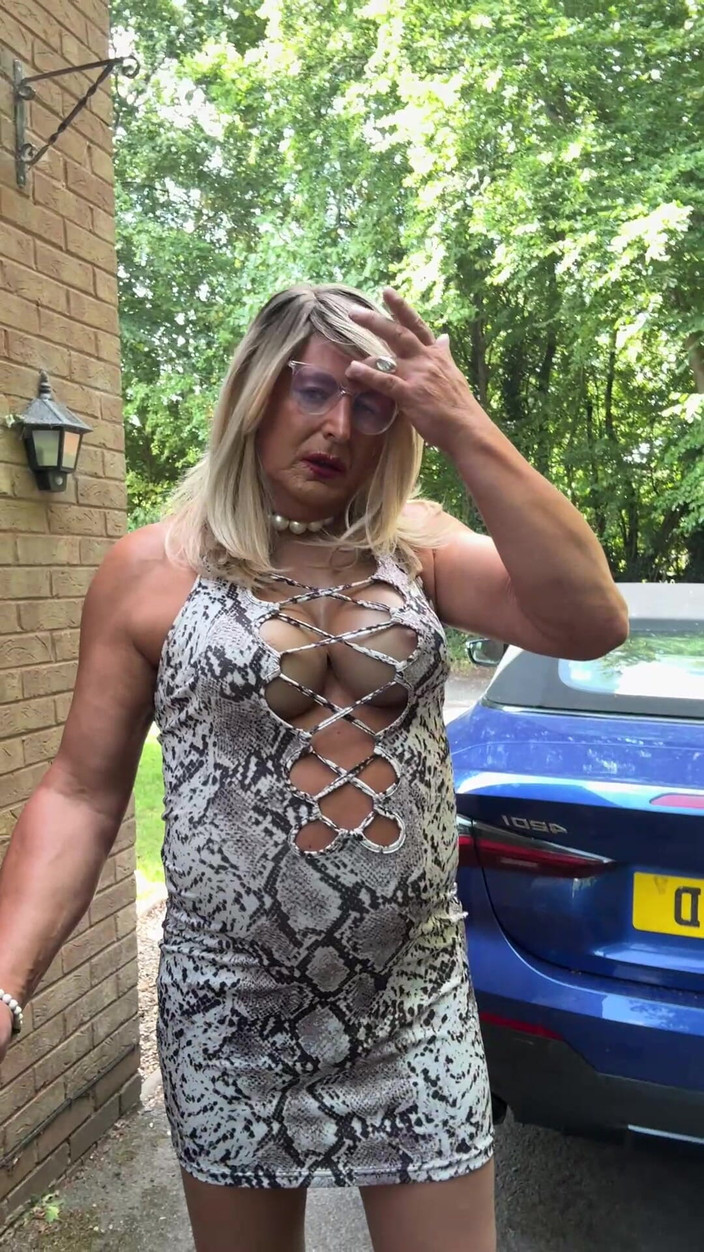 Kellycd2022: セクシーな女装者 Kellycd2022 ホワイト アニマル プリント ドレス パンストとヒール