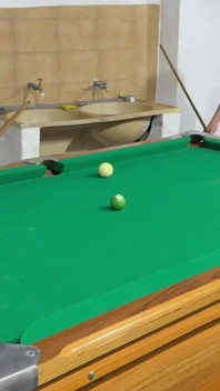 Bay Carmona ve Victor Ferraz çıplak bilardo oynuyor