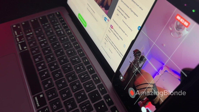 Amazing Blonde: Erstaunliche blonde schlampe während einer webcam-show vor zuschauern gefickt