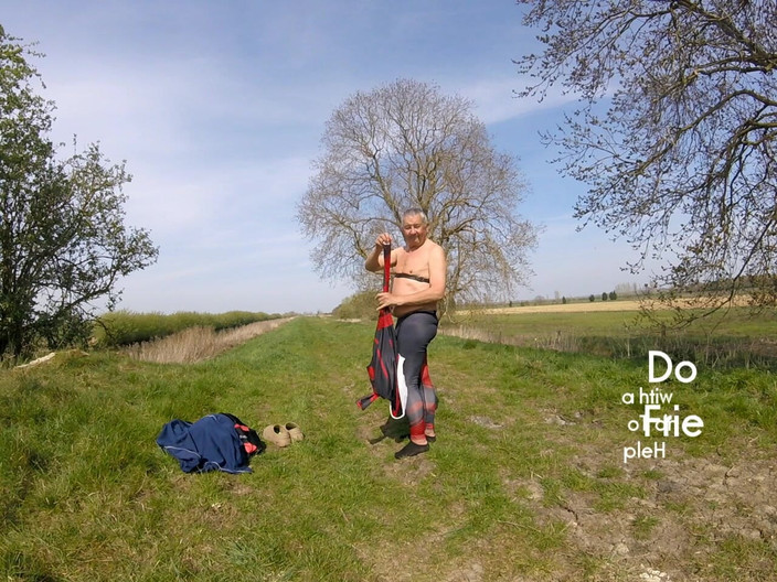 Andy: Fora em Minha Bicicleta Cavalgando na Margem do Rio em...