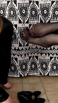 (003) Sissy Manžílek uctívá černé punčochy nylonové nohy a Domina Mules (1080p)