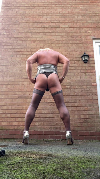 Kellycd2022: Gümüş elbiseli ve çoraplı seksi travesti kellycd2022