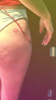 Żona ssie i dostaje wytryski od obcych w gloryhole!