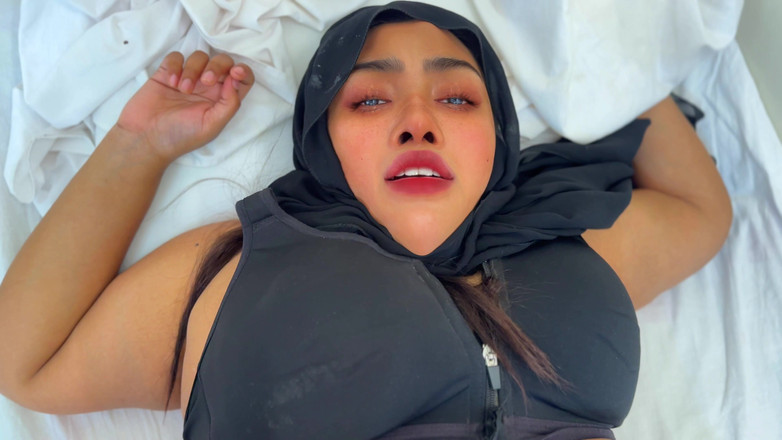 Aria Mia: Arabische stiefmutter kommt aus dem büro &amp;zieht hijab &amp; Burqa &amp; ruht auf...