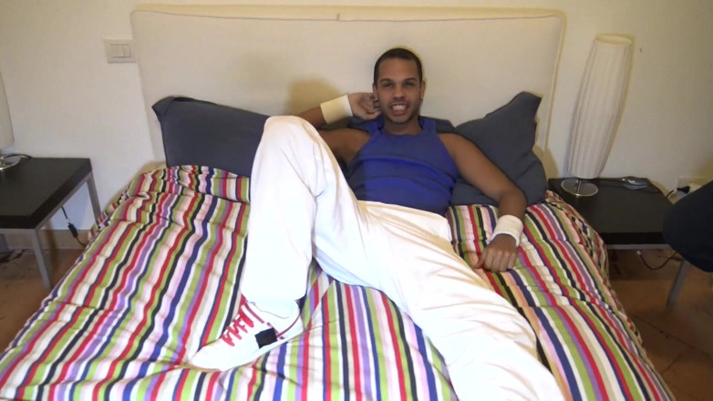 Gaybareback: Sexy twink latino follada por estrella porno