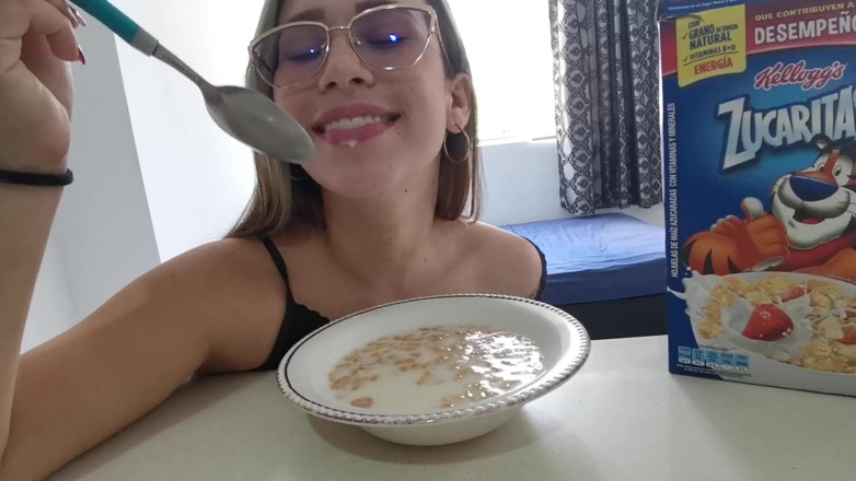 Sara films: Un escroc me fait une super baise en échange de ne...