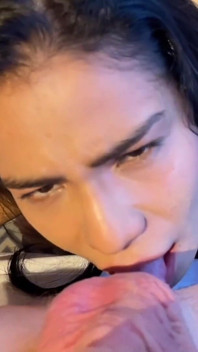 Dikongkek muka - latina kecil molek dalam gelung dengan blowjob melampau dalam sudut pandangan pertama