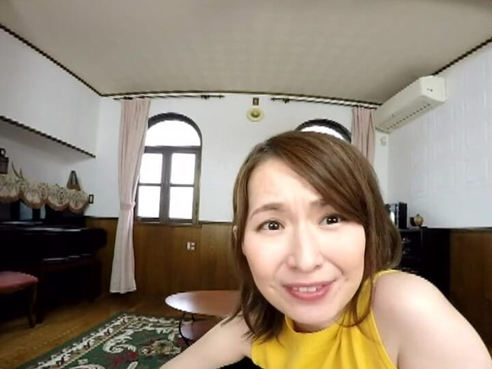 JAV hornyVR: A Mature Woman Who Can’t Resist a Kiss.