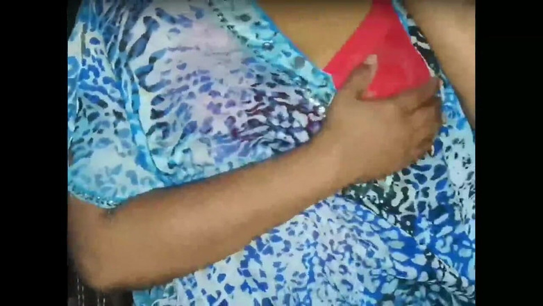 Shani Akki: Sri Lankalı orta yaşlı seksi kadın hayranlarıyla kamera seansı