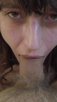 Er kommt auf mein Gesicht, er färbt meine Haare mit seiner Milch, es ist ein intensiver Blowjob