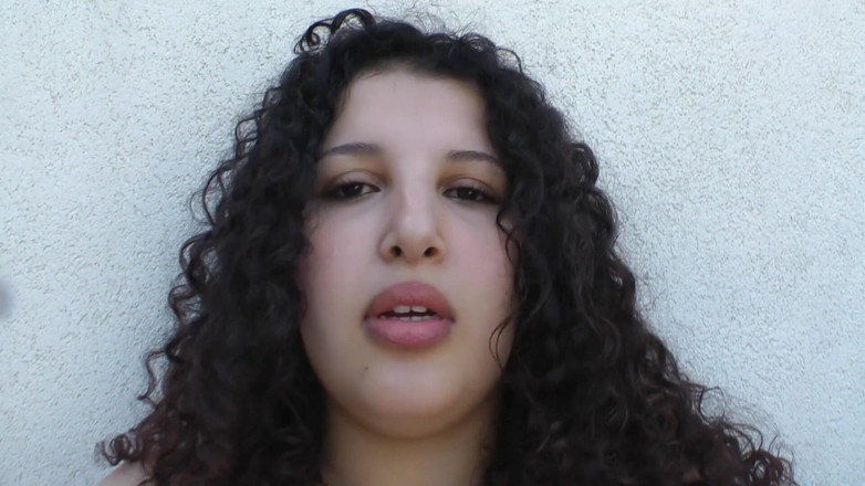 Paris Jango: Chica tetona con grandes tetas se masturba en el jardín