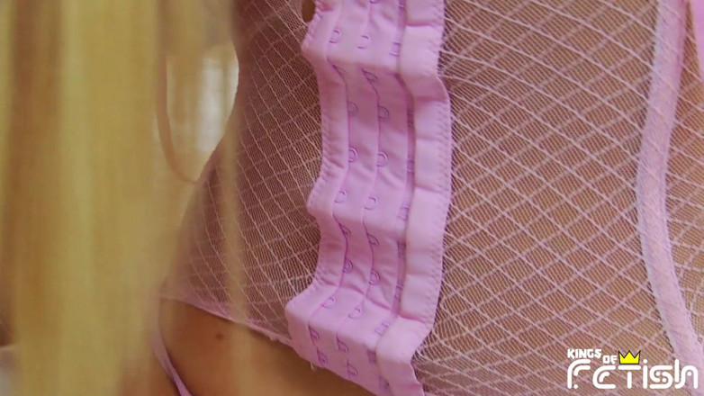 Big Tits for You: Prsatá blondýnka má na posteli bušenou kundičku potetovaným chlapem