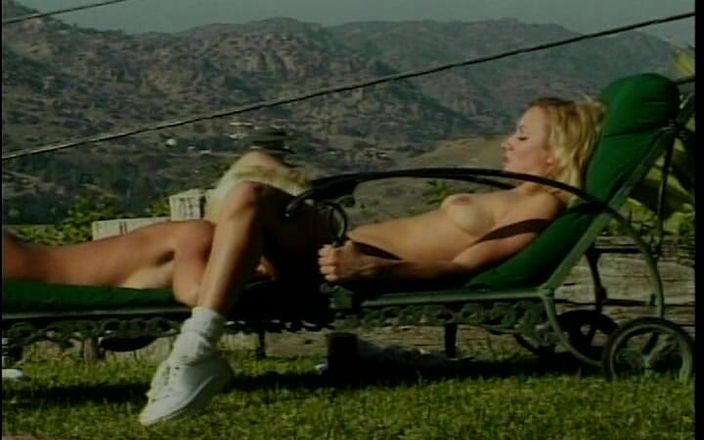 Lovers Of Vintage: Big boobed blondynki milf wypychają się nawzajem w dupę na...